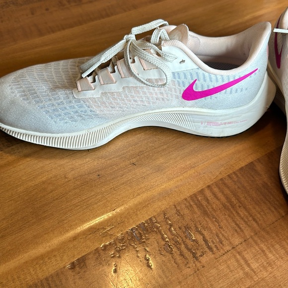 Nike - Picture 4 of 7